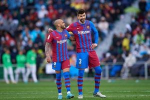 ELCHE, SPAIN - MARCH 06: Gerard Pique of FC Barcelona talks with Dani Alves during the LaLiga Santander match between Elche CF and FC Barcelona at Estadio Manuel Martinez Valero on March 06, 2022 in Elche, Spain. (Photo by Quality Sport Images/Getty Images)