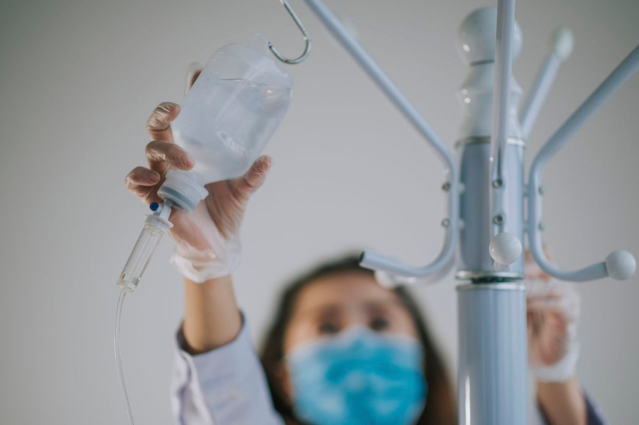 Enfermera china asiática que prepara la solución salina - Imagen de referencia