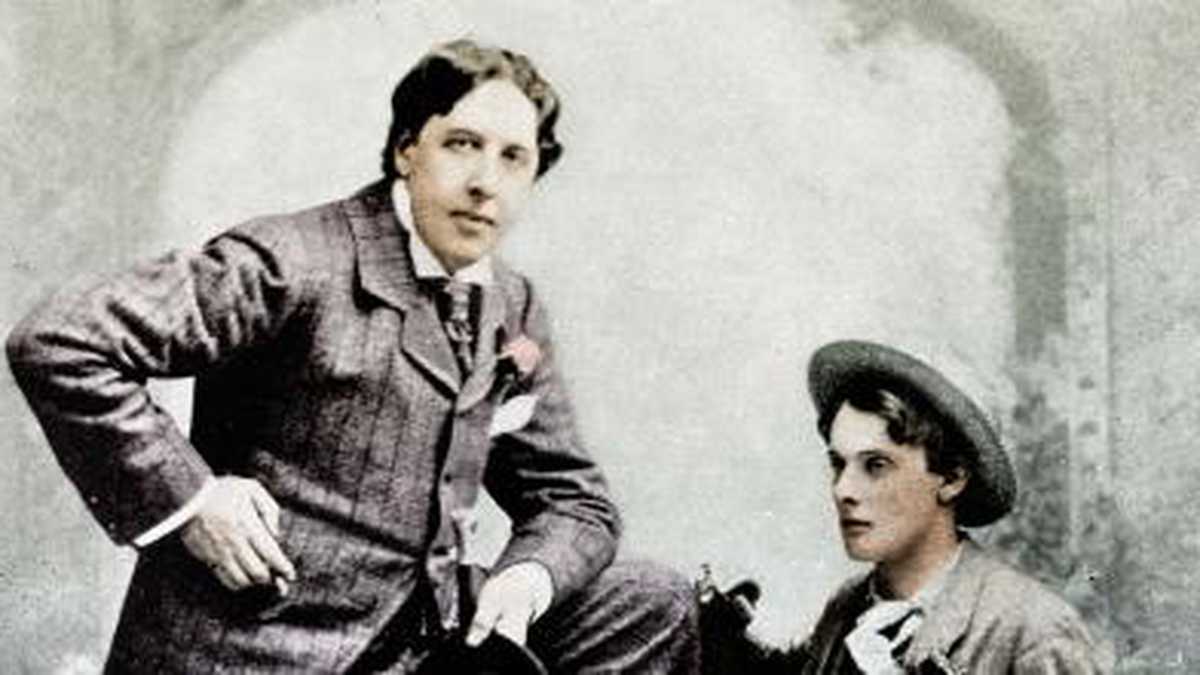 El gran genio literario Oscar Wilde posa con su amante, Lord Alfred Douglas, en 1894.