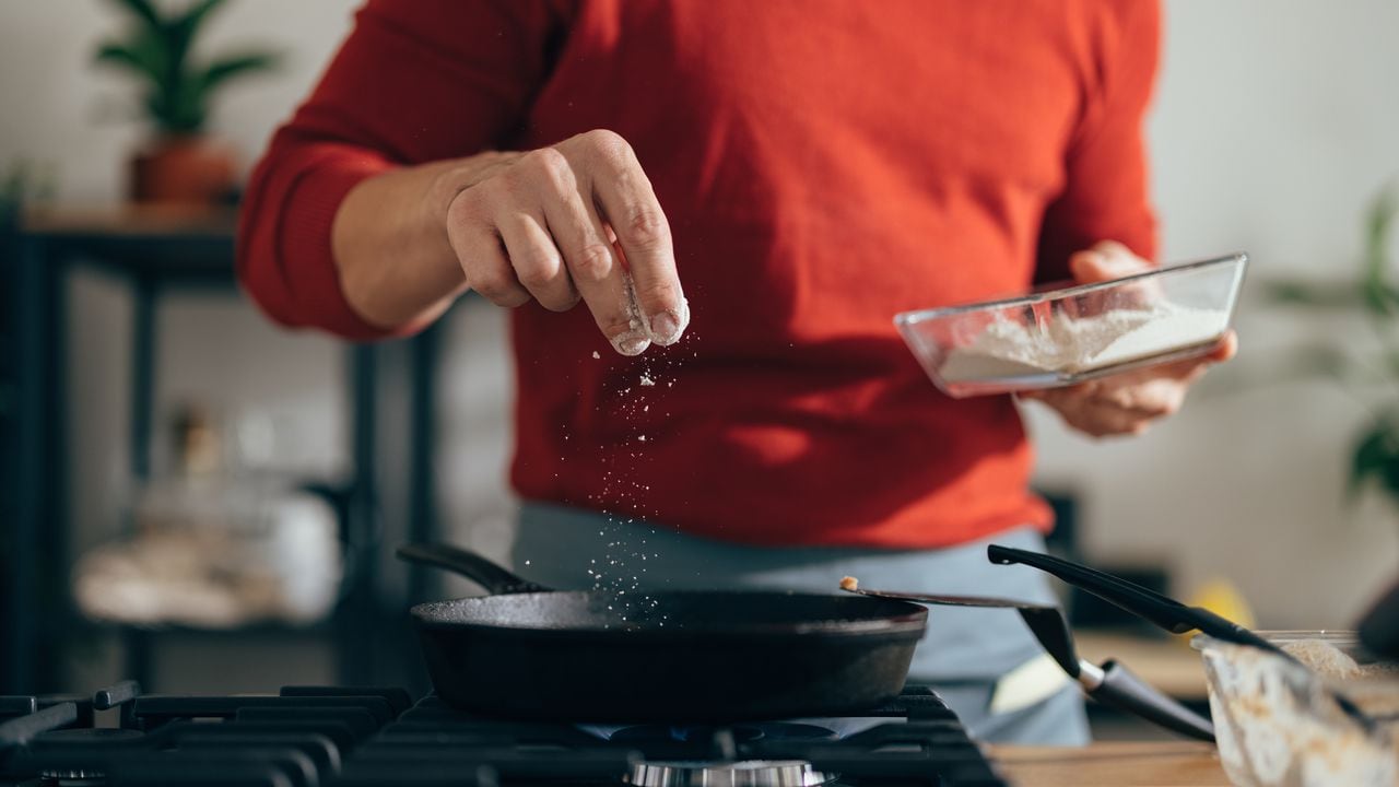 El consumo de sal se ve relacionado con la hipertensión.