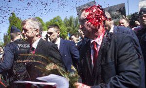 Manifestantes lanzaron tarros de pintora roja contra el embajador ruso