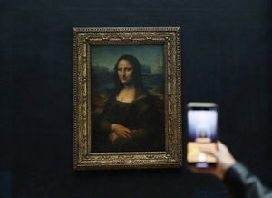 La Mona Lisa se exhibe en el Museo del Louvre, en París.