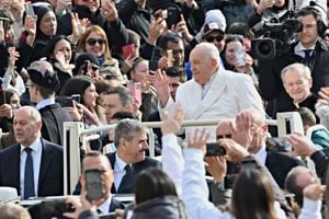 Papa Francisco se llevó una sorpresa en su habitual saludo al público