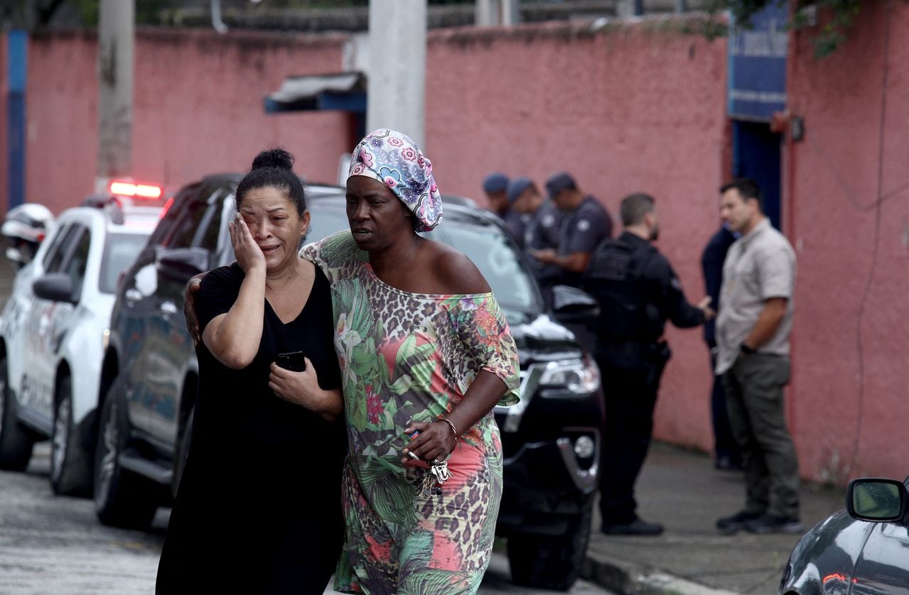 Silvia Palmieri, madre de un maestro, reacciona al salir de la escuela Thomazia Montoro, donde un adolescente apuñaló a tres maestros y un estudiante, en Sao Paulo, Brasil