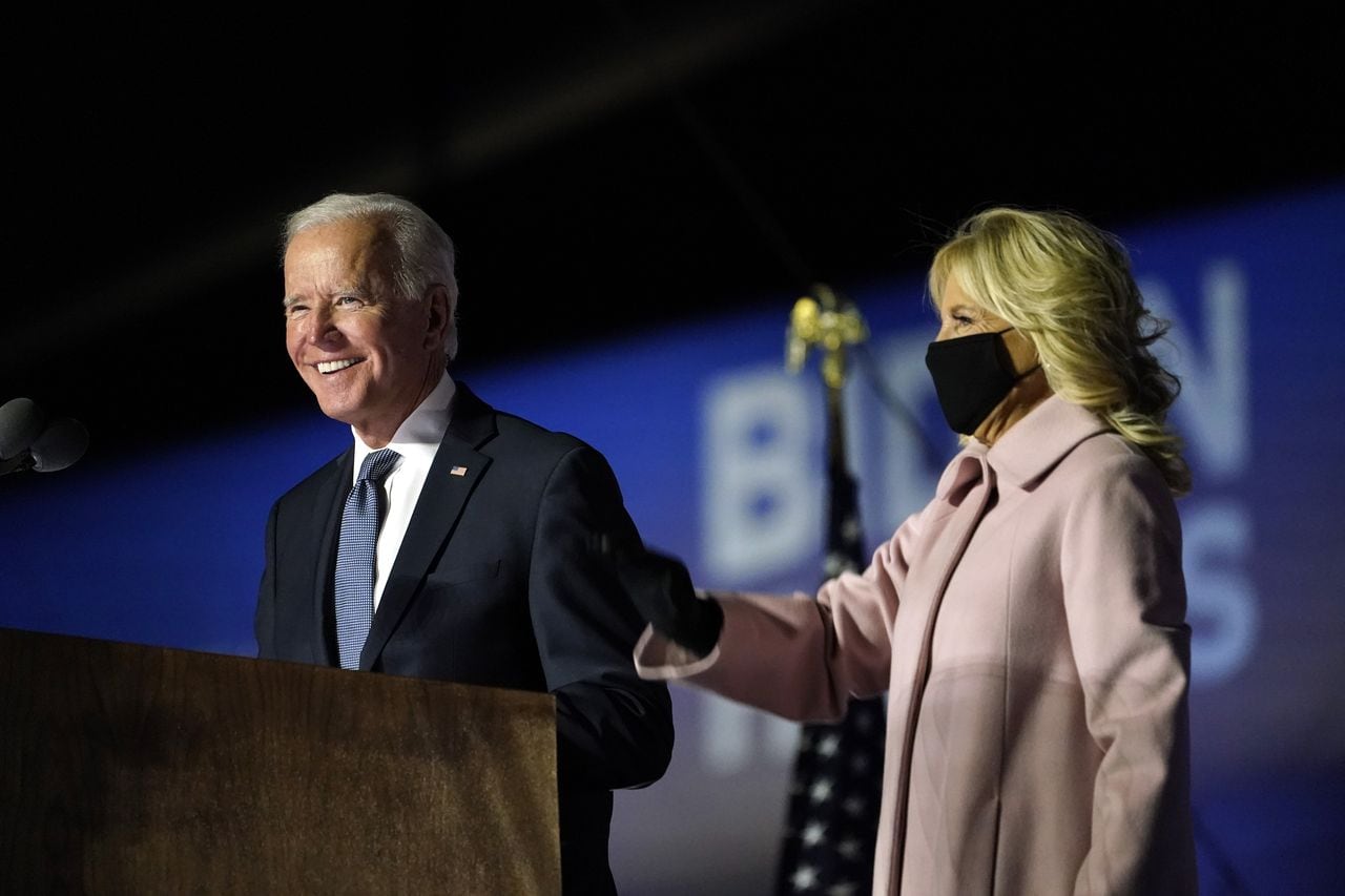 El exvicepresidente del candidato presidencial demócrata Joe Biden habla con sus partidarios el miércoles 4 de noviembre de 2020 en Wilmington, Delaware, mientras su esposa Jill Biden mira