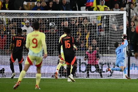 El portero español #13 Alejandro Remiro no logra evitar el gol de Colombia durante el partido amistoso internacional de fútbol entre España y Colombia en el London Stadium en el este de Londres el 22 de marzo de 2024. (Foto de Ben Stansall / AFP)