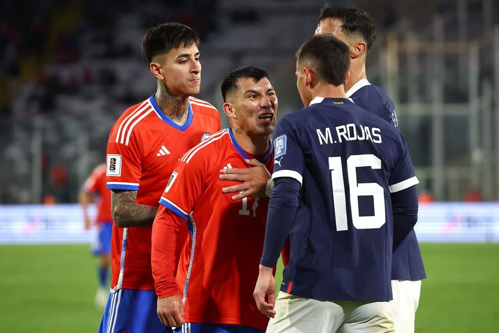 SANTIAGO, CHILE - NOVEMBER 16: Gary Medel of Chile argues with Matias Rojas of Paraguay during a FIFA World Cup 2026 Qualifier match between Chile and Paraguay at Estadio Monumental David Arellano on November 16, 2023 in Santiago, Chile. (Photo by Marcelo Hernandez/Getty Images)