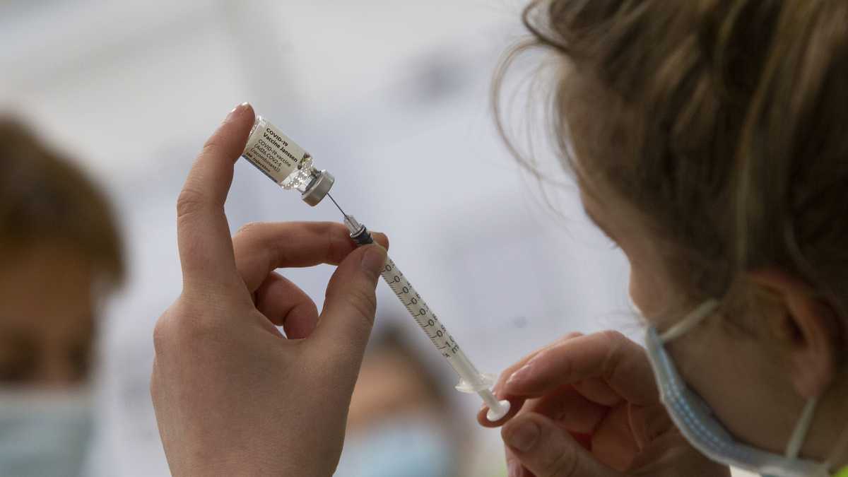 Una farmacéutica llena una jeringa con una dosis de la vacuna de Johnson y Johnson en Amberes, Bélgica