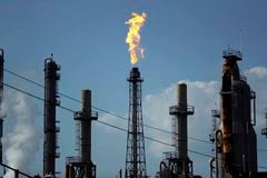 Una llama arde en la refinería de petróleo Shell Deer Park en Deer Park, Texas. (AP Photo/Gregory Bull, File)