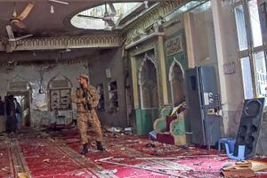 Un soldado hace guardia dentro de una mezquita después de la explosión de una bomba en Peshawar el 4 de marzo de 2022. - Al menos 30 personas murieron y 56 resultaron heridas en una gran explosión en una mezquita en la ciudad de Peshawar, en el noroeste de Pakistán, dijo un funcionario del hospital el marzo. 4. (Foto de Abdul MAJEED / AFP