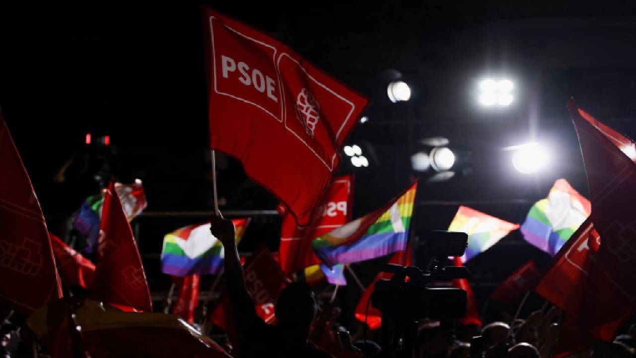 Los adeptos del Partido Socialista de España ondean banderas el día de las elecciones generales de España el 23 de julio de 2023.