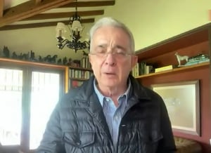El expresidente Álvaro Uribe durante su entrevista con Vicky en SEMANA