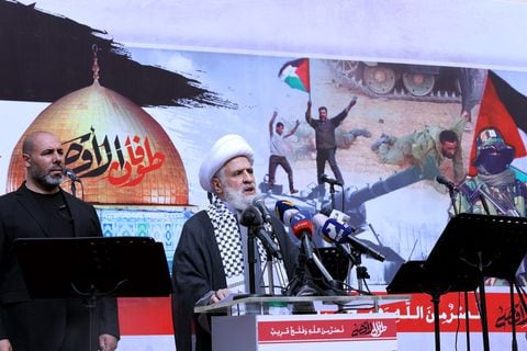 El subjefe del grupo militante chiíta libanés Hezbolá, jeque Naim Qassem, pronuncia un discurso durante una manifestación en Beirut el 13 de octubre de 2023.
