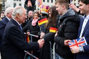 El rey Carlos III de Gran Bretaña saluda a un miembro del público durante su visita a Berlín, Alemania, el 29 de marzo de 2023. (Wolfgang Rattay/Pool via AP)