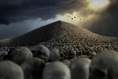 Ilustración que hace referencia al fin de la humanidad, al mostrar una montaña de cráneos.