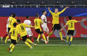 Erling Haaland de Dortmund celebra tras anotar el segundo gol de su equipo durante el partido de vuelta de octavos de final de la Liga de Campeones entre Borussia Dortmund y Sevilla FC en Dortmund, Alemania, el martes 9 de marzo de 2021 (AP Photo / Martin Meissner, Pool).