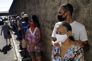 Las personas mayores esperan en la fila para recibir la vacuna Sinovac para COVID-19 en un centro de salud en Brasilia, Brasil. Foto: AP / Eraldo Peres.