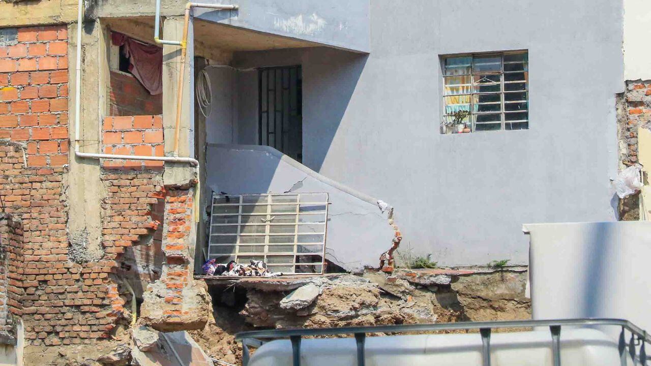 Cali: autoridades ordenaron suspender obras donde colapsó muro que afectó a 11 apartamentos.