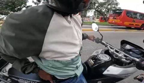 El motociclista agresor habría amenazado al otro ciudadano con un arma de fuego.