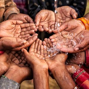 Los niños pobres de la India mantienen sus manos en alto y piden apoyo. Muchos niños indios sufren pobreza: más del 50 % de la población total de la India vive por debajo del umbral de la pobreza, y más del 40 % de esta población son niños.