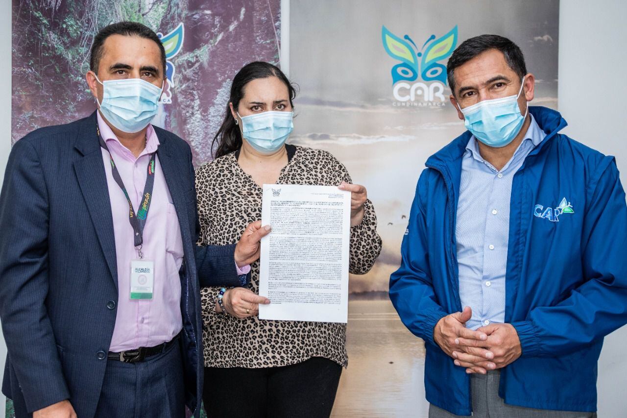 Luis Fernando Sanabria, director de la CAR, y Nelson Javier Torres, alcalde de Villapinzón, firmaron el convenio interadministrativo para la construcción de la PTAR en ese municipio.