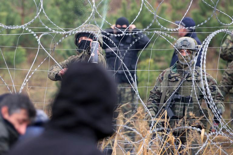 Cientos de migrantes intentan cruzar desde el lado bielorruso de la frontera con Polonia cerca de Kuznica Bialostocka.