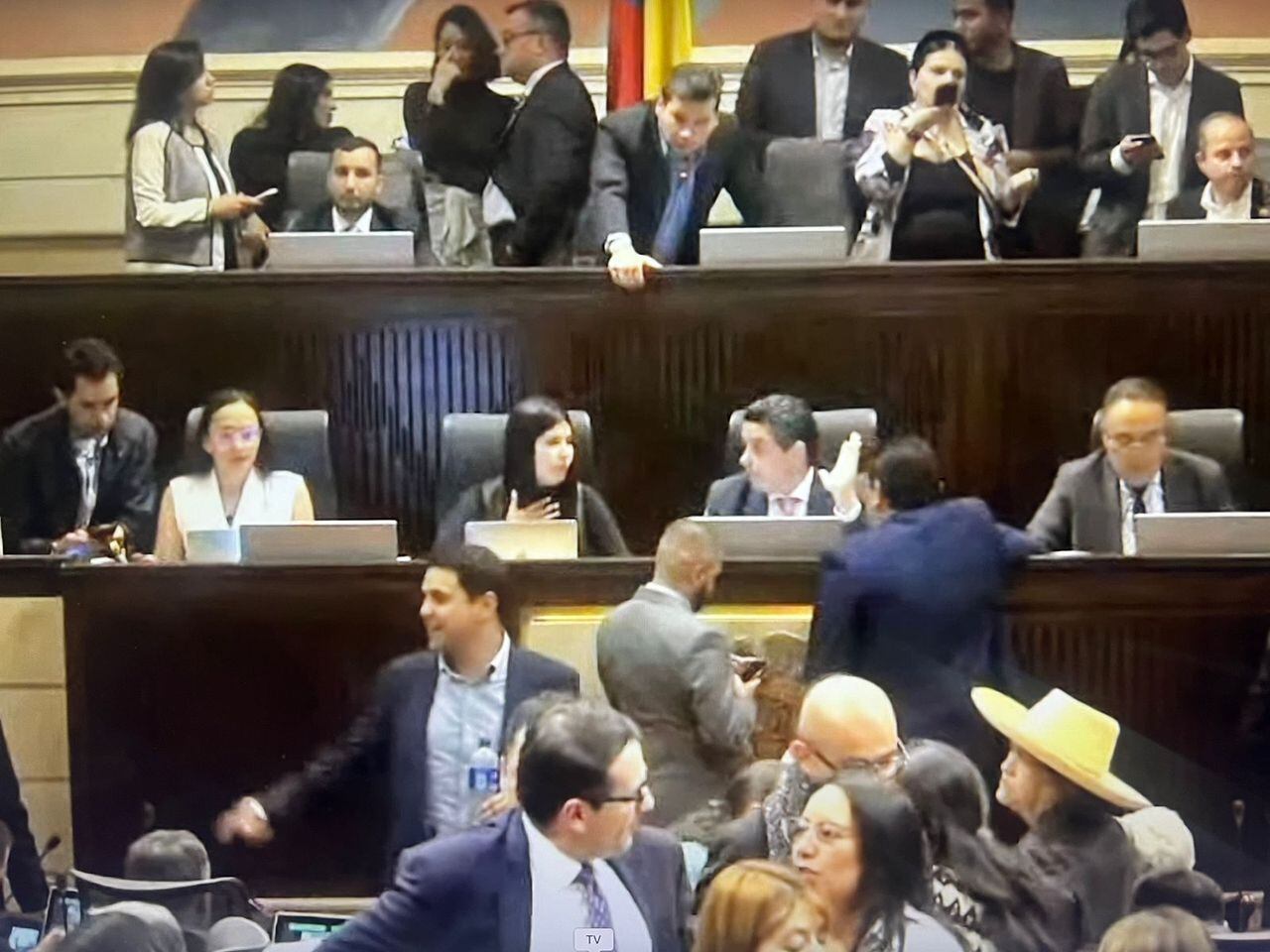 Cuando Andrés Calle llegó al recinto, tuvo que pedir orden para poder seguir adelante con la plenaria.