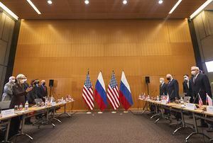 La subsecretaria de Estado de los Estados Unidos, Wendy Sherman, a la izquierda, y el viceministro de Relaciones Exteriores de Rusia, Sergei Ryabkov, a la derecha, asisten a conversaciones de seguridad en la Misión de los Estados Unidos en Ginebra, Suiza.