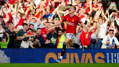 Scott McTominay celebrando su gol, el cual le dio la victoria al Manchester United sobre el Brentford.