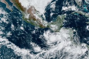 Esta imagen satelital proporcionada por la Oficina Nacional de Administración Oceánica y Atmosférica de Estados Unidos (NOAA, por sus siglas en inglés) el lunes 30 de octubre de 2023 muestra la tormenta tropical Pilar acercándose a El Salvador en el Pacífico. (NOAA vía AP)