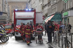 Los médicos de la brigada de bomberos trabajan en la escena donde tuvo lugar un tiroteo en París.