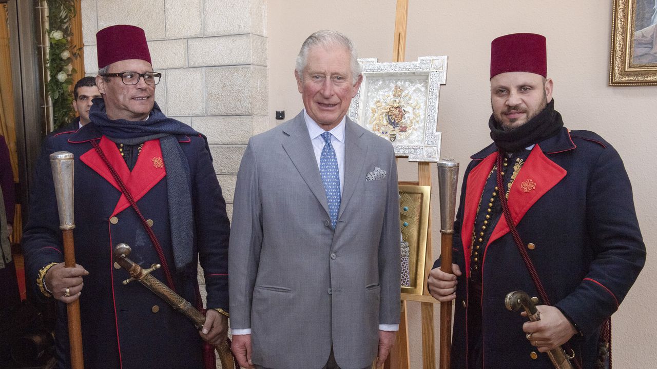 El Príncipe de Gales durante la recepción en Casa Nova. A cada lado, los guardias musulmanes
ceremoniales y, al fondo, la obra de nácar. Belén, 24 de enero de 2020.
Fotografía: Arthur Edwards / The Sun