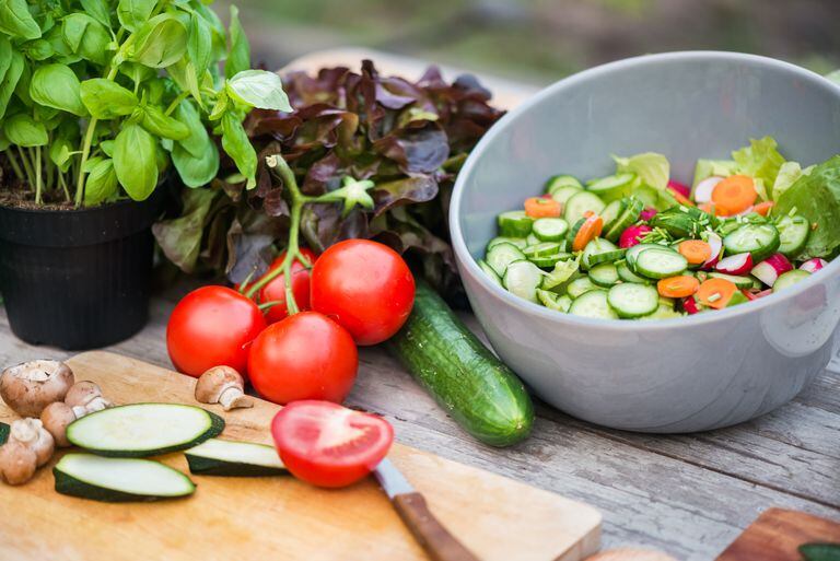 Verduras frescas en la mesa de jardín Vintage