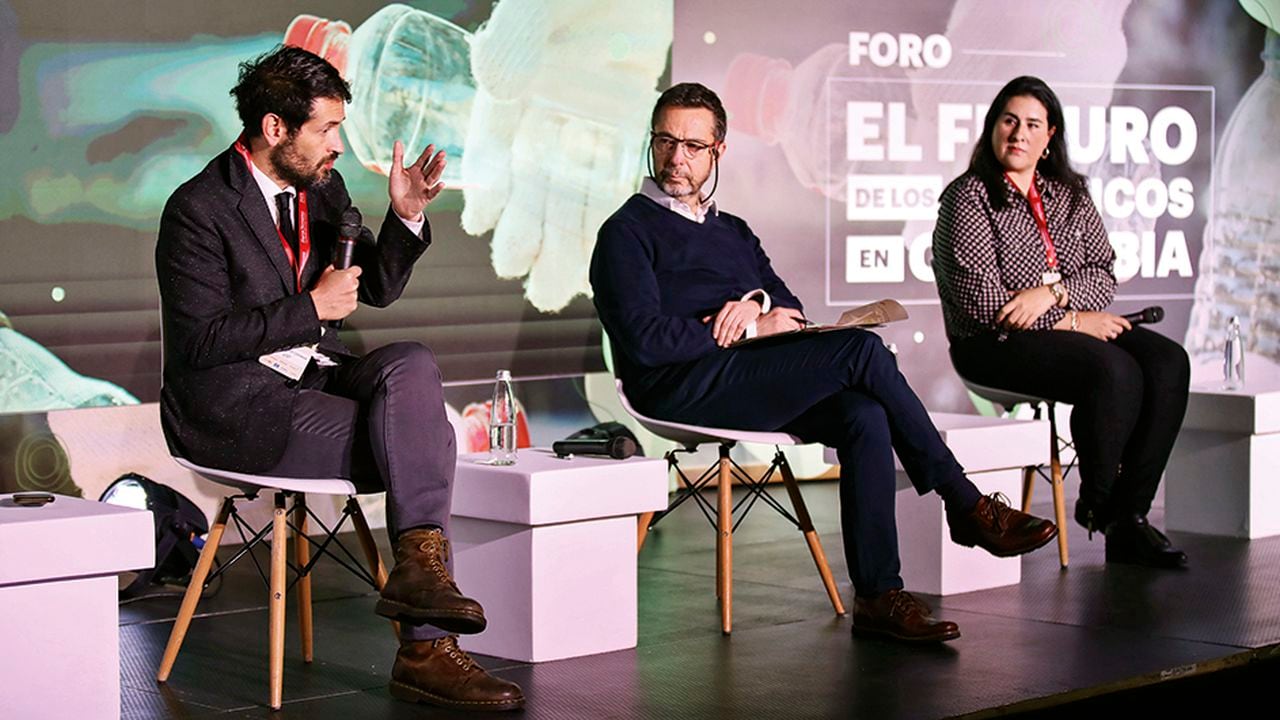 Juan Carlos Losada, representante a la Cámara; Álvaro García, director ejecutivo de Foros Semana; y Paula Ocampo, vicepresidenta ejecutiva de Acoplásticos.