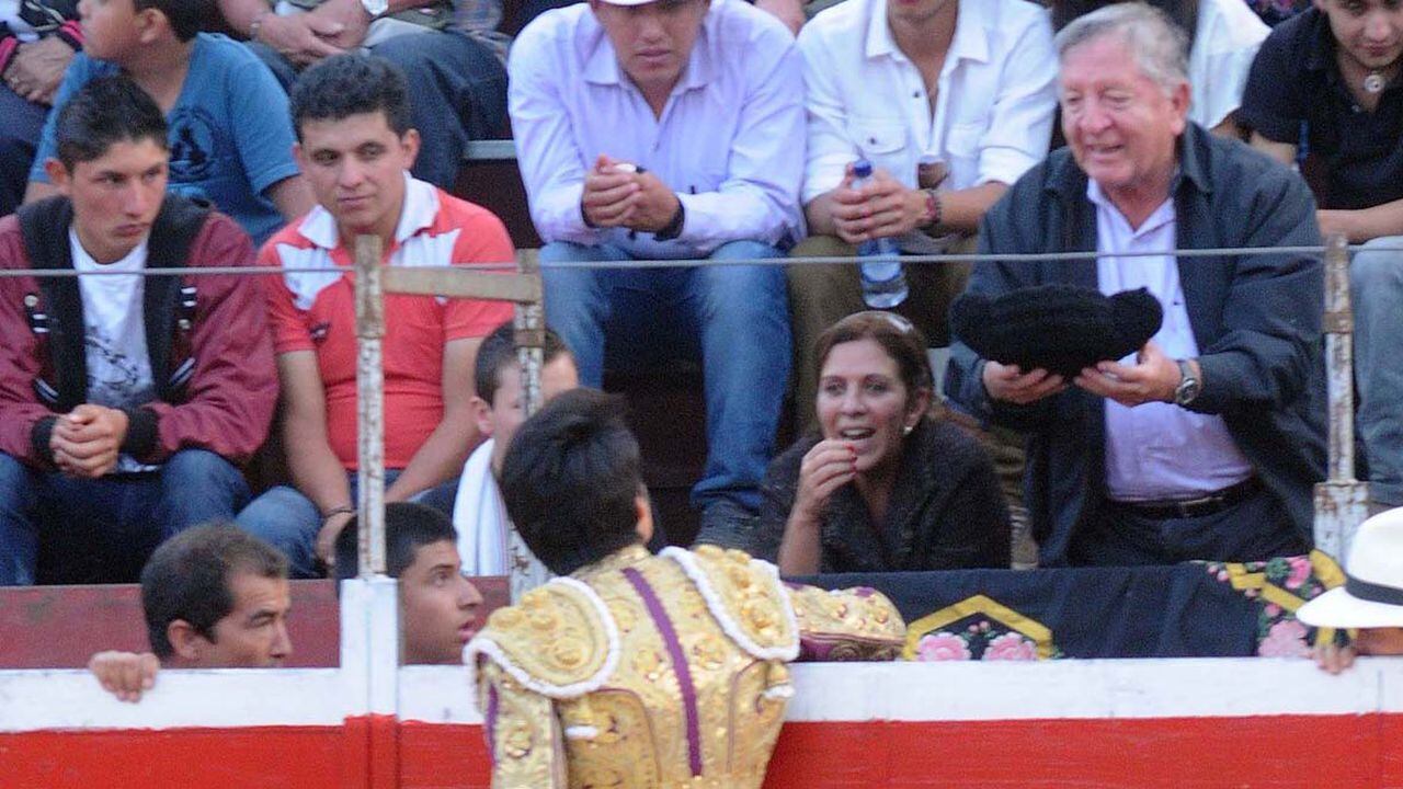 El padre Joaquín Sánchez falleció en Bogotá a la edad de 78 años. En la imagen, recibiendo el brindis del torero Ricardo Rivera en una corrida celebrada en Guachetá el 8 de febrero de 2014.