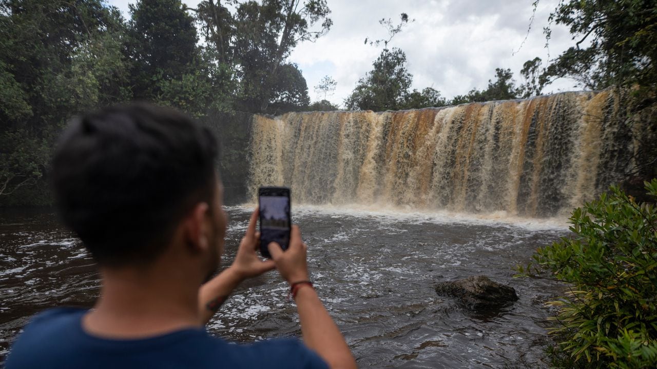 La cascada La Humeadora se forma por los afluentes que provienen de la parte alta de la reserva natural Alto del Río Fonce.