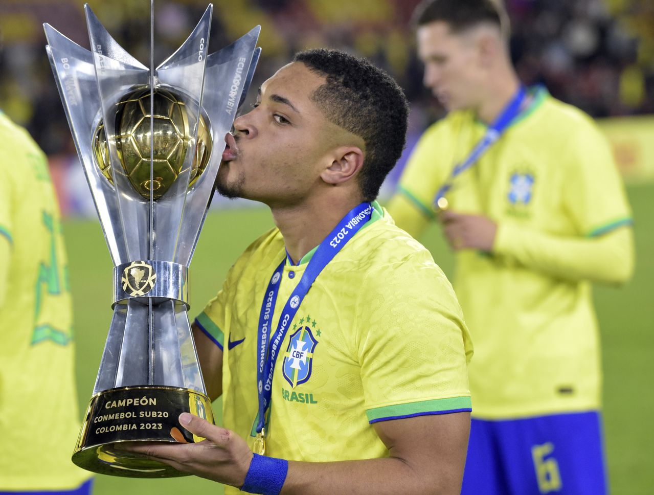 BOGOTA, COLOMBIA - FEBRUARY 12: Vitor Roque of Brazil kisses the trophy after winning the South American U20 Championship match between Brazil and Uruguay at Estadio El Campín on February 12, 2023 in Bogota, Colombia. (Photo by Guillermo Legaria Schweizer/Getty Images)