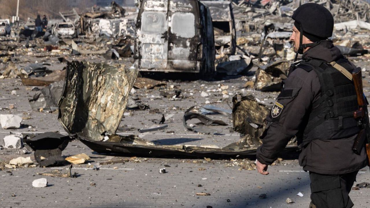 Un miembro de la fuerza publica ucraniana, camina por las calles destruidas de Kiev