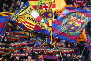 Hinchas del Barcelona exhiben sus banderas en el Camp Nou