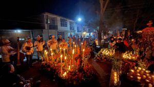 Familias mexicanas se reúnen en cementerios para celebrar el Día de Muertos.