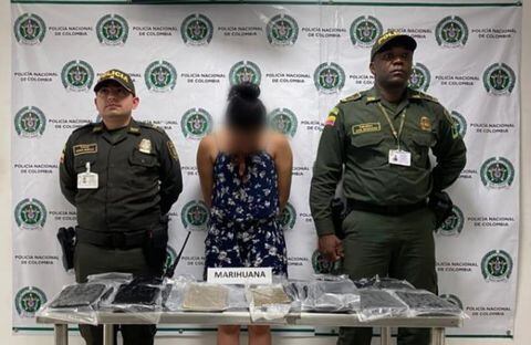 La mujer fue capturada con 125 kilogramos de marihuana. Foto: Cortesía Policía Nacional - El País.