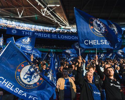 Aficionados del Chelsea ondean la bandera del club