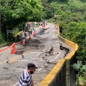 Vía que de La Pintada conduce hacia Santa Bárbara, Antioquia, afectada por grietas.