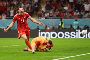 
Gareth Bale de Gales celebra marcar su primer gol, partido Grupo B - Estados Unidos contra Gales - Estadio Ahmad Bin Ali, al Rayyan, Qatar - 21 de noviembre de 2022