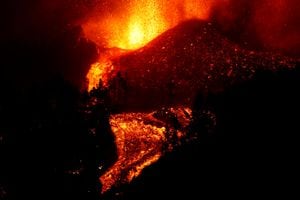 La lava fluye cuesta abajo tras la erupción de un volcán en el parque nacional Cumbre Vieja en El Paso, en la isla canaria de La Palma, el 19 de septiembre de 2021. Foto REUTERS / Borja Suarez