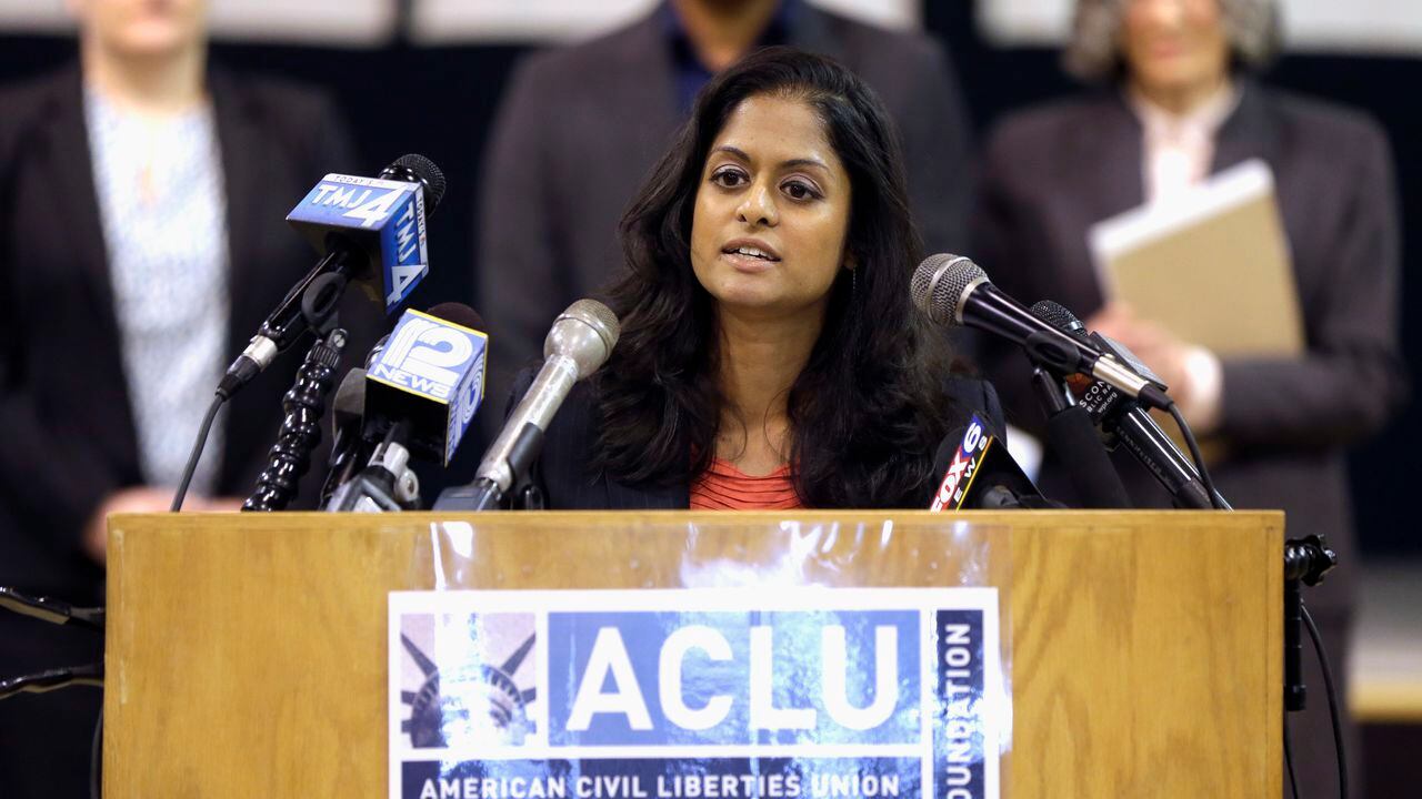La abogada de la Unión Estadounidense de Libertades Civiles, Nusrat Choudhury, habla en una conferencia de prensa en Milwaukee, el miércoles 22 de febrero de 2017.
