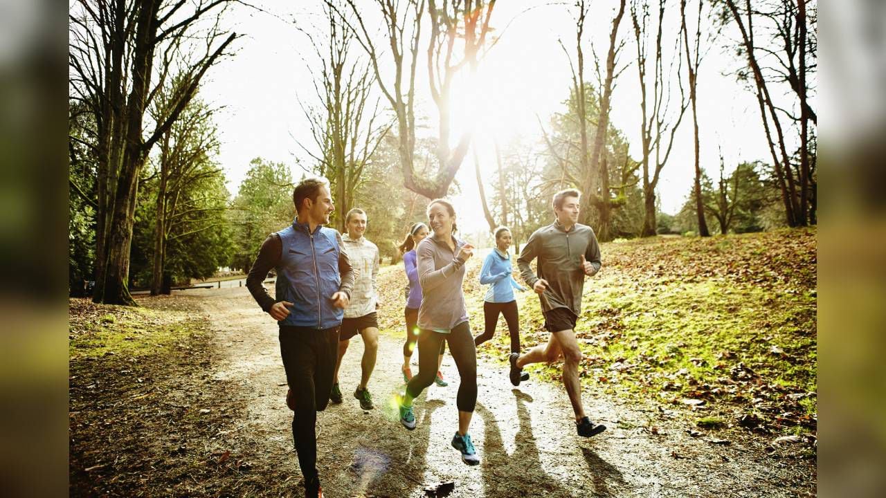 Hacer ejercicio con un grupo de personas, es una actividad recomendada para realizar al aire libre. Foto: GettyImages.