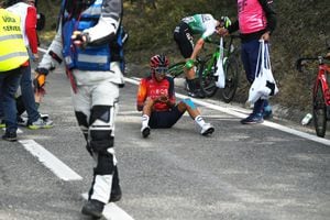Egan Bernal al momento de la caída en la Vuelta a Cataluña
