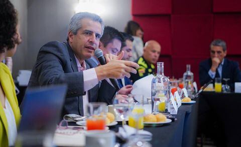 Luis Fernando Velasco, ministro del Interior en la reunión por la convivencia del fútbol