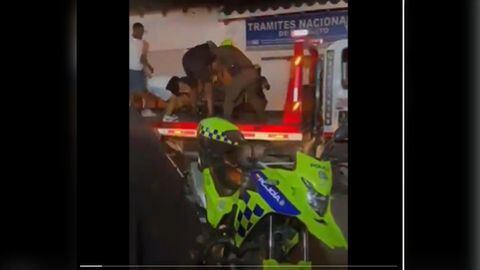 En problemas de orden público terminó un operativo contra motocicletas en El Cerrito.